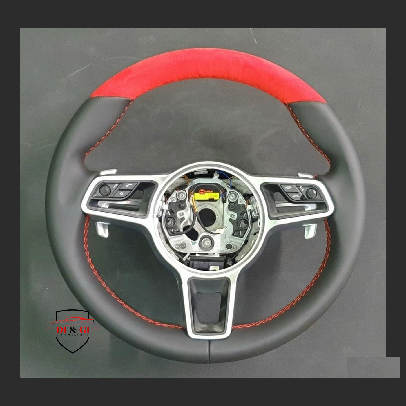 Volante in pelle nera con alcantara rossa in alto