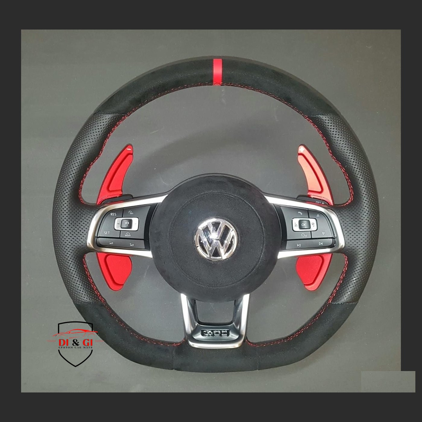 Volante Volkswagen con palette rosse e cuciture a contrasto